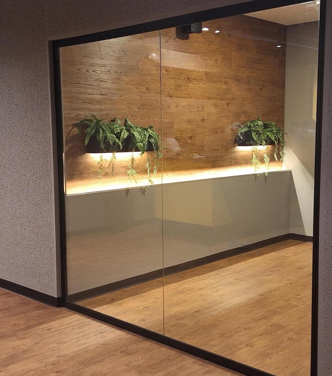 Piso laminado de oficina en un proyecto comercial.